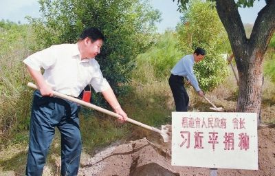 2001年10月，时任福建省省长习近平到长汀县调研水土流失治理工作，在河田世纪生态园为他捐种的香樟树培土浇水。